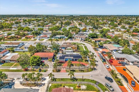 House in Miami Gardens, Florida 3 bedrooms, 134.71 sq.m. № 2076017 - photo 30