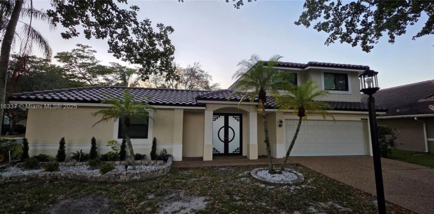 House in Coral Springs, Florida 4 bedrooms, 243.59 sq.m. № 1971997