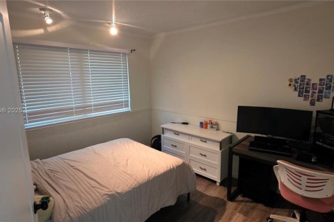 House in Coral Springs, Florida 4 bedrooms, 243.59 sq.m. № 1971997 - photo 19