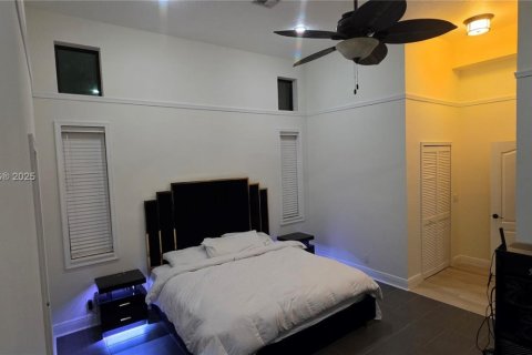 House in Coral Springs, Florida 4 bedrooms, 243.59 sq.m. № 1971997 - photo 10