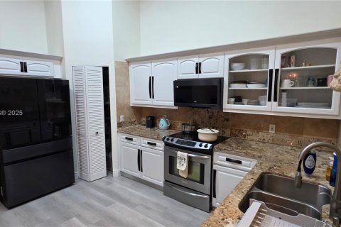 House in Coral Springs, Florida 4 bedrooms, 243.59 sq.m. № 1971997 - photo 5