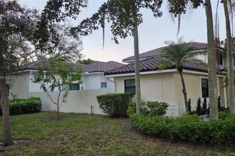House in Coral Springs, Florida 4 bedrooms, 243.59 sq.m. № 1971997 - photo 2