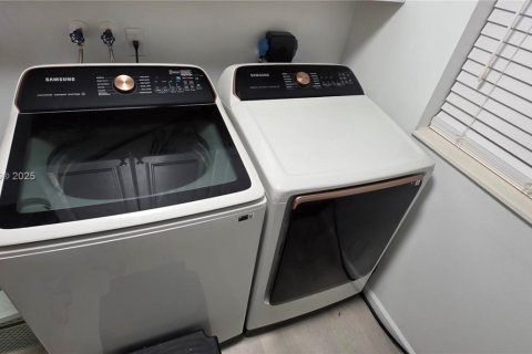 House in Coral Springs, Florida 4 bedrooms, 243.59 sq.m. № 1971997 - photo 14