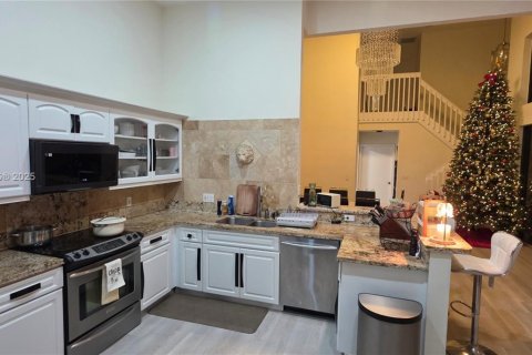 House in Coral Springs, Florida 4 bedrooms, 243.59 sq.m. № 1971997 - photo 6