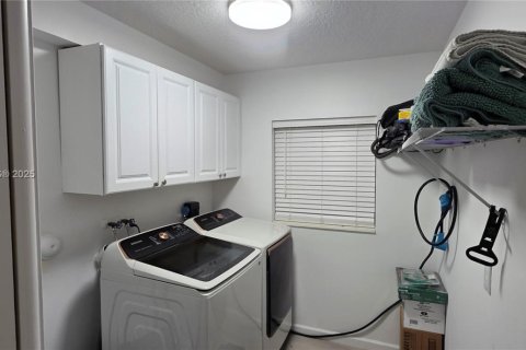 House in Coral Springs, Florida 4 bedrooms, 243.59 sq.m. № 1971997 - photo 13