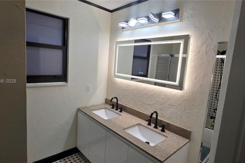 House in Coral Springs, Florida 4 bedrooms, 243.59 sq.m. № 1971997 - photo 23