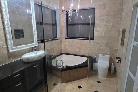 House in Coral Springs, Florida 4 bedrooms, 243.59 sq.m. № 1971997 - photo 12