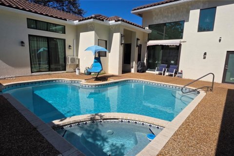 House in Coral Springs, Florida 4 bedrooms, 243.59 sq.m. № 1971997 - photo 3