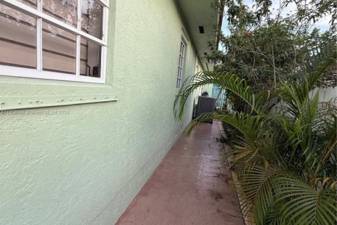 House in Miami, Florida 5 bedrooms, 195.09 sq.m. № 1882044 - photo 15