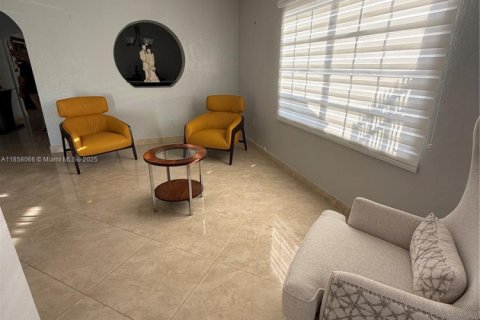 House in Miami, Florida 5 bedrooms, 195.09 sq.m. № 1882044 - photo 19