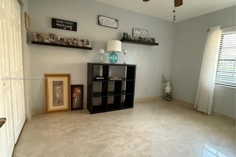 House in Miami, Florida 5 bedrooms, 195.09 sq.m. № 1882044 - photo 5