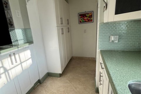 House in Miami, Florida 5 bedrooms, 195.09 sq.m. № 1882044 - photo 28
