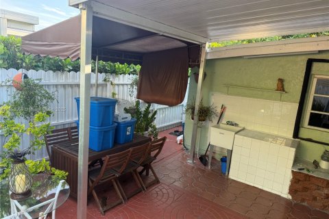 House in Miami, Florida 5 bedrooms, 195.09 sq.m. № 1882044 - photo 13