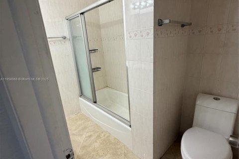 House in Miami, Florida 5 bedrooms, 195.09 sq.m. № 1882044 - photo 2