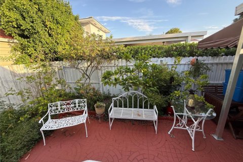 House in Miami, Florida 5 bedrooms, 195.09 sq.m. № 1882044 - photo 11