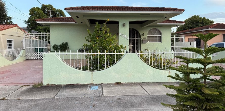 House in Miami, Florida 5 bedrooms, 195.09 sq.m. № 1882044