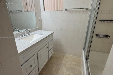 House in Miami, Florida 5 bedrooms, 195.09 sq.m. № 1882044 - photo 3