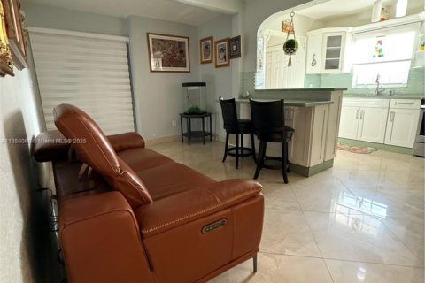 House in Miami, Florida 5 bedrooms, 195.09 sq.m. № 1882044 - photo 24
