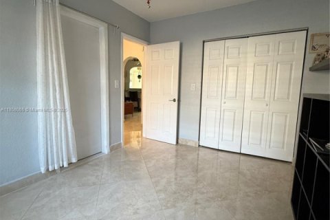House in Miami, Florida 5 bedrooms, 195.09 sq.m. № 1882044 - photo 30