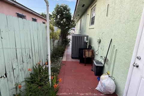 House in Miami, Florida 5 bedrooms, 195.09 sq.m. № 1882044 - photo 16