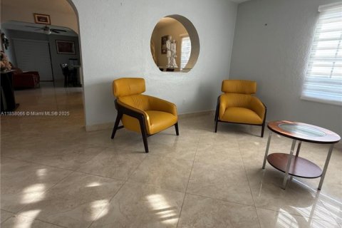 House in Miami, Florida 5 bedrooms, 195.09 sq.m. № 1882044 - photo 21