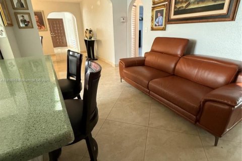 House in Miami, Florida 5 bedrooms, 195.09 sq.m. № 1882044 - photo 23