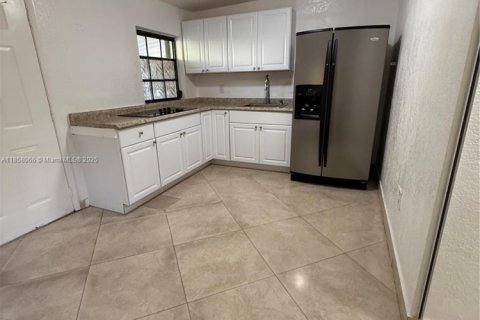 House in Miami, Florida 5 bedrooms, 195.09 sq.m. № 1882044 - photo 10