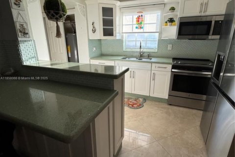 House in Miami, Florida 5 bedrooms, 195.09 sq.m. № 1882044 - photo 29