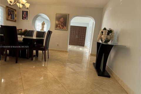 House in Miami, Florida 5 bedrooms, 195.09 sq.m. № 1882044 - photo 26