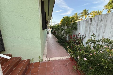 House in Miami, Florida 5 bedrooms, 195.09 sq.m. № 1882044 - photo 14