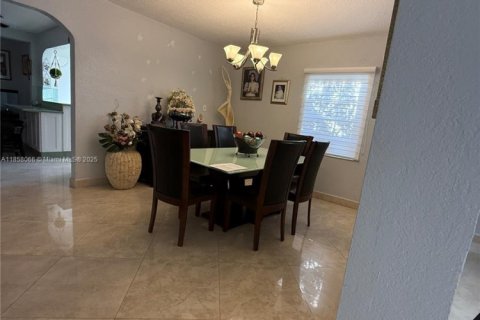 House in Miami, Florida 5 bedrooms, 195.09 sq.m. № 1882044 - photo 22