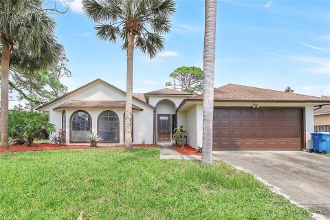 House in Palm Bay, Florida 3 bedrooms, 141.68 sq.m. № 2353180