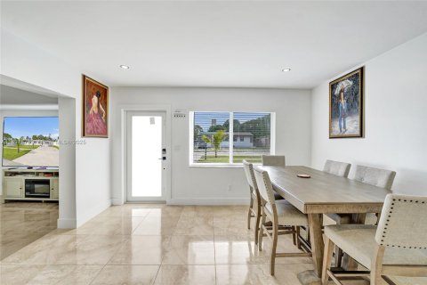 House in Fort Lauderdale, Florida 5 bedrooms, 167.41 sq.m. № 1954000 - photo 2