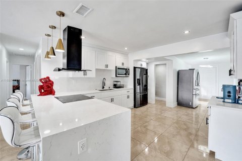 House in Fort Lauderdale, Florida 5 bedrooms, 167.41 sq.m. № 1954000 - photo 10