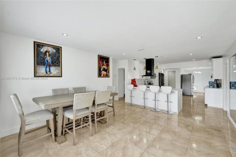 House in Fort Lauderdale, Florida 5 bedrooms, 167.41 sq.m. № 1954000 - photo 4