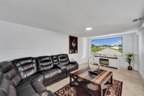 House in Fort Lauderdale, Florida 5 bedrooms, 167.41 sq.m. № 1954000 - photo 8