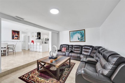 House in Fort Lauderdale, Florida 5 bedrooms, 167.41 sq.m. № 1954000 - photo 7