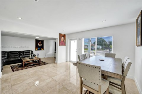 House in Fort Lauderdale, Florida 5 bedrooms, 167.41 sq.m. № 1954000 - photo 5