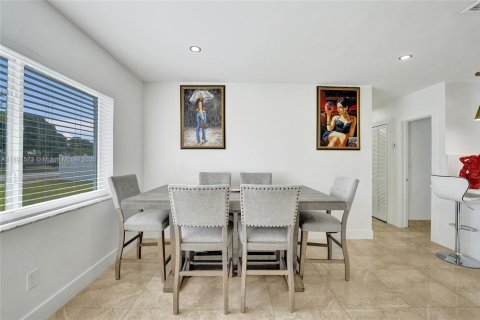 House in Fort Lauderdale, Florida 5 bedrooms, 167.41 sq.m. № 1954000 - photo 3