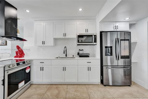 House in Fort Lauderdale, Florida 5 bedrooms, 167.41 sq.m. № 1954000 - photo 13