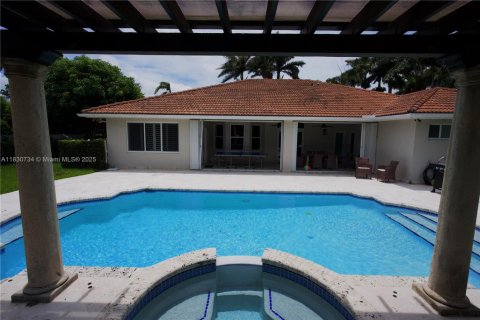 House in Miami, Florida 4 bedrooms, 243.59 sq.m. № 2022877 - photo 17