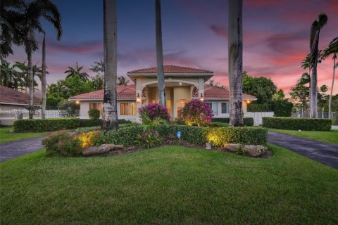 House in Miami, Florida 4 bedrooms, 243.59 sq.m. № 2022877 - photo 3