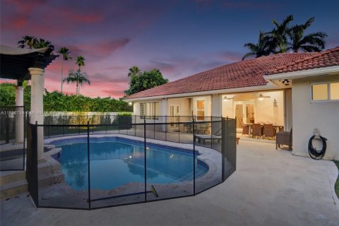 House in Miami, Florida 4 bedrooms, 243.59 sq.m. № 2022877 - photo 11