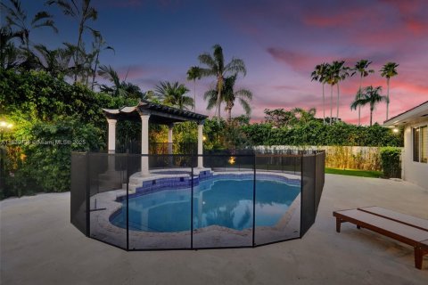 House in Miami, Florida 4 bedrooms, 243.59 sq.m. № 2022877 - photo 9