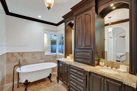 House in Miami, Florida 4 bedrooms, 243.59 sq.m. № 2022877 - photo 26