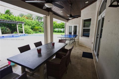 House in Miami, Florida 4 bedrooms, 243.59 sq.m. № 2022877 - photo 21