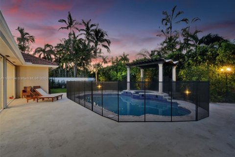 House in Miami, Florida 4 bedrooms, 243.59 sq.m. № 2022877 - photo 12