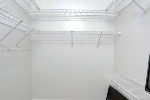 House in Miami, Florida 4 bedrooms, 243.59 sq.m. № 2022877 - photo 23