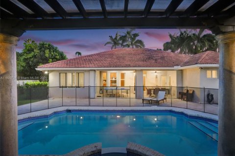 House in Miami, Florida 4 bedrooms, 243.59 sq.m. № 2022877 - photo 10