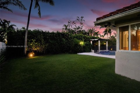 House in Miami, Florida 4 bedrooms, 243.59 sq.m. № 2022877 - photo 7